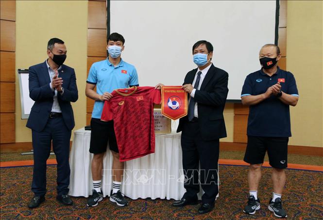 Vietnamese Ambassador in UAE visits national men’s football team